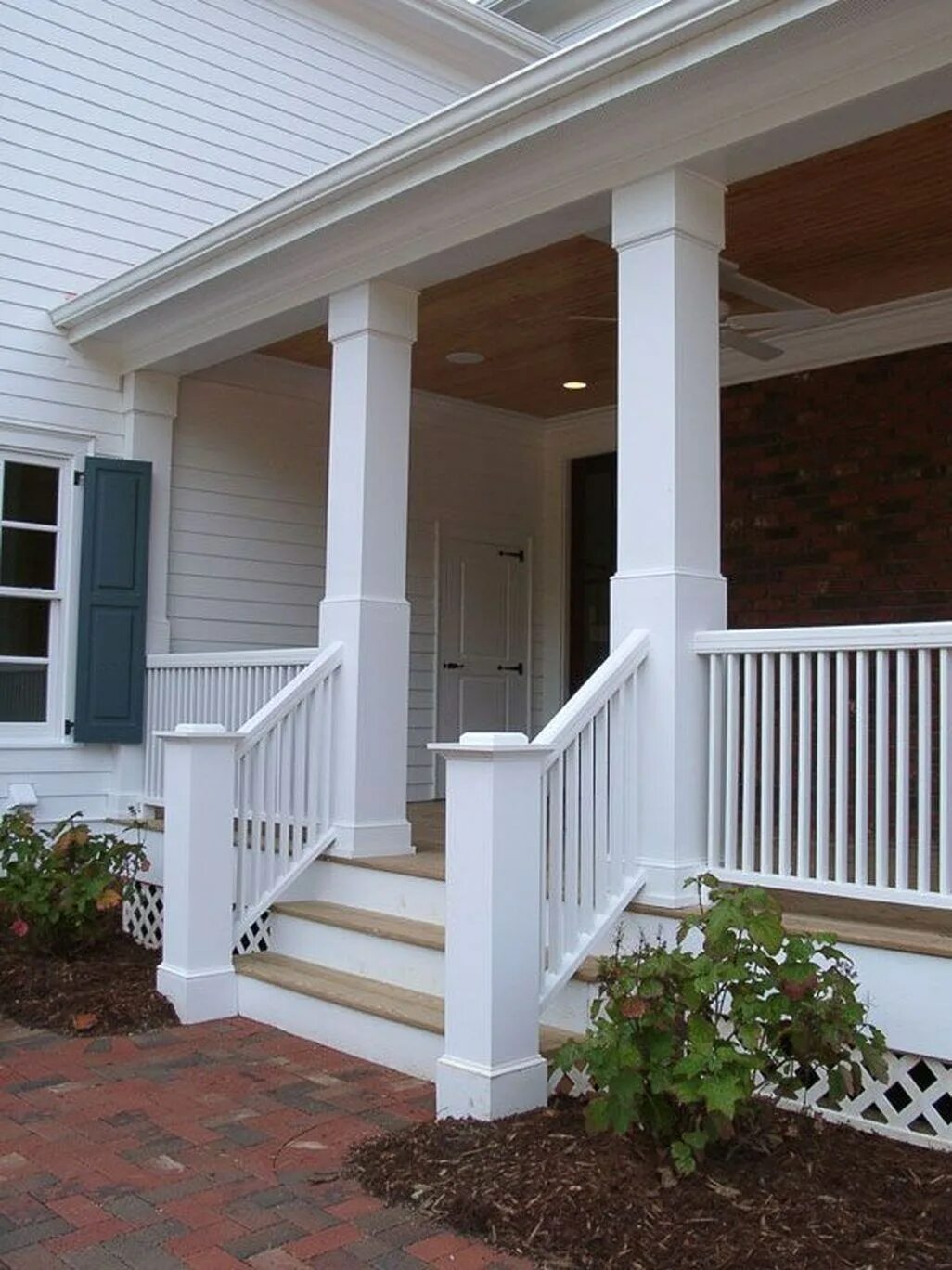 Веранда с колоннами. Столбики крыльца. Крыльцо с навесом для дачи. Столбики крыльца. Веранда с колоннами.