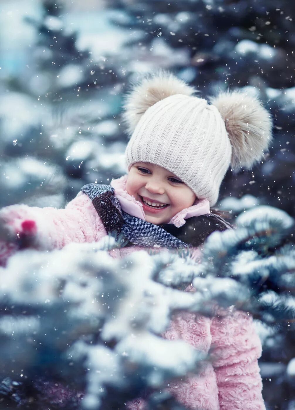 Дети зимой. Зимняя фотосессия с ребенком. Малыш зимой. Дети в снегу.