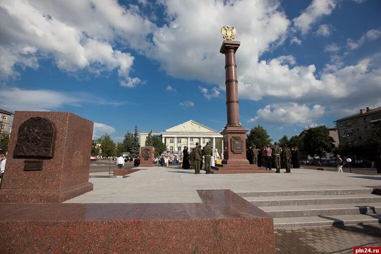 Площадь победы в россии. Памятник-стела город воинской славы Псков. Город герой Псков воинской славы. Псков Обелиск город воинской славы.