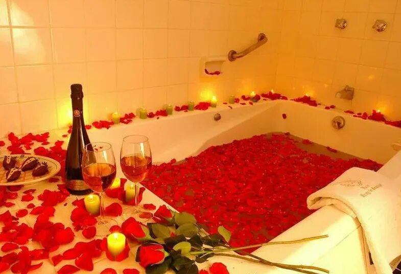 Сюрпризы для ванны. Ванна с лепестками роз. Ванная с лепестками роз и свечами. Ванна с лепестками роз и свечами. Джакузи с лепестками роз и свечами.