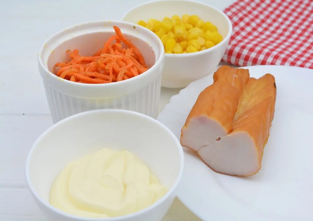 Копченая куриная грудка корейская морковь. Закуска с морковью. Закуски на чипсах из корейской моркови. Салат с копчёной грудкой и чипсами и корейской морковью. Настаринготовит морковь закуска.