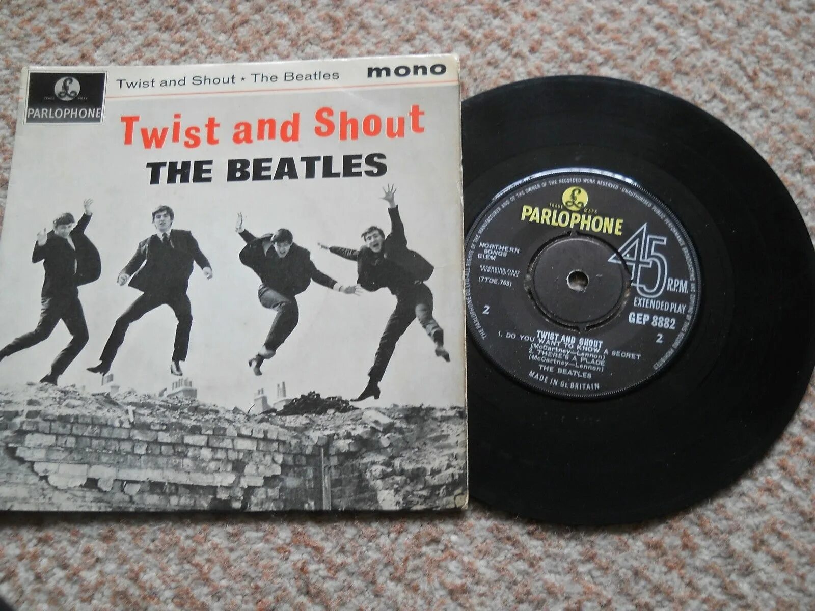Twist and shout. Битлз twist and shout. Twist and shout поза. Битлз твист энд шаут концерт. Битлз twist and shout.