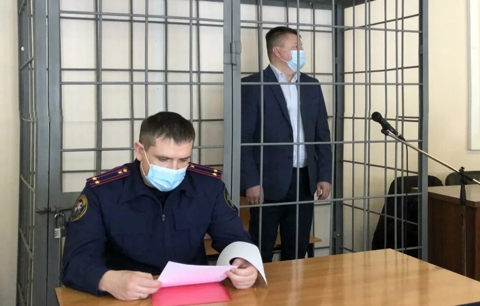 Двое мужчин за решеткой. Судебный процесс. Два человека за решеткой. Обвиняемый беларусь. Обвиняемый фото.