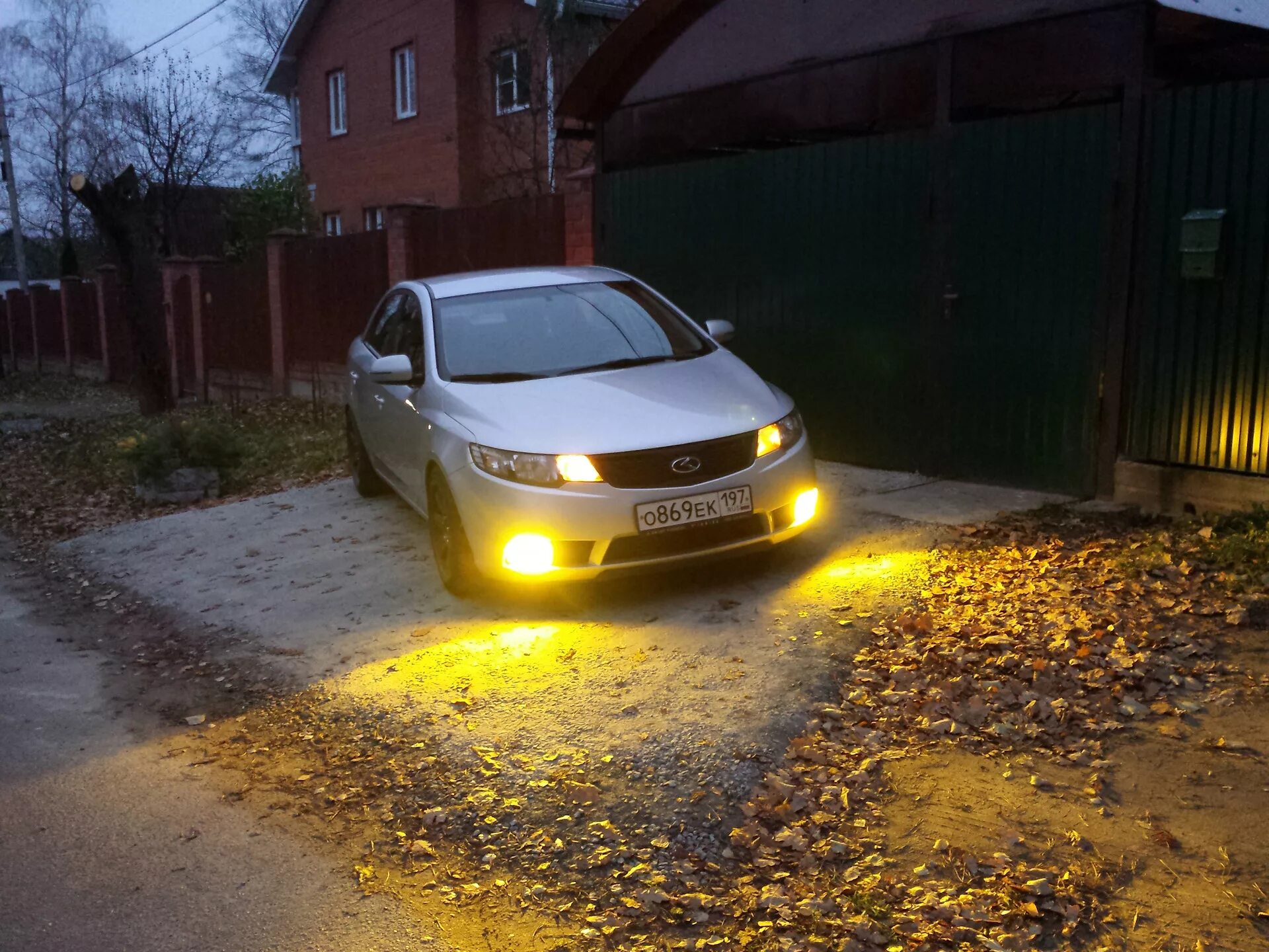 Можно ли на желтый. Cerato 2010 желтые туманки. Жёлтые туманки Лансер 9. Kia Cerato Koup желтые ПТФ. Светодиодные лампы в туманки Церато 2.