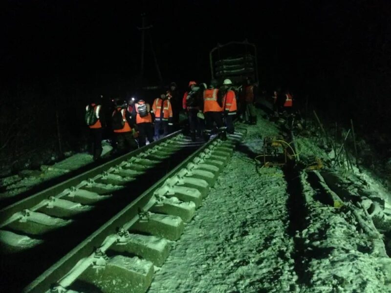 Движение поездов восстановлено. Сход поезда Киров. Кировский завод сход поезда. Сход тепловоза с рельс. Происшествия с поездом Киров.