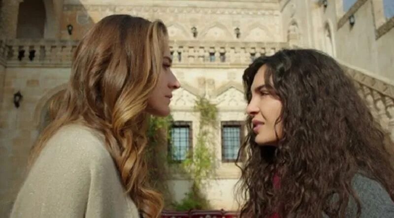 Ветреный холм турецкий 17. Ветреный турецкий сериал мать мирана. сериал ветреный миран. азизе турецкий сериал ветреный. ветренный турецкий сериал сестра мирана.