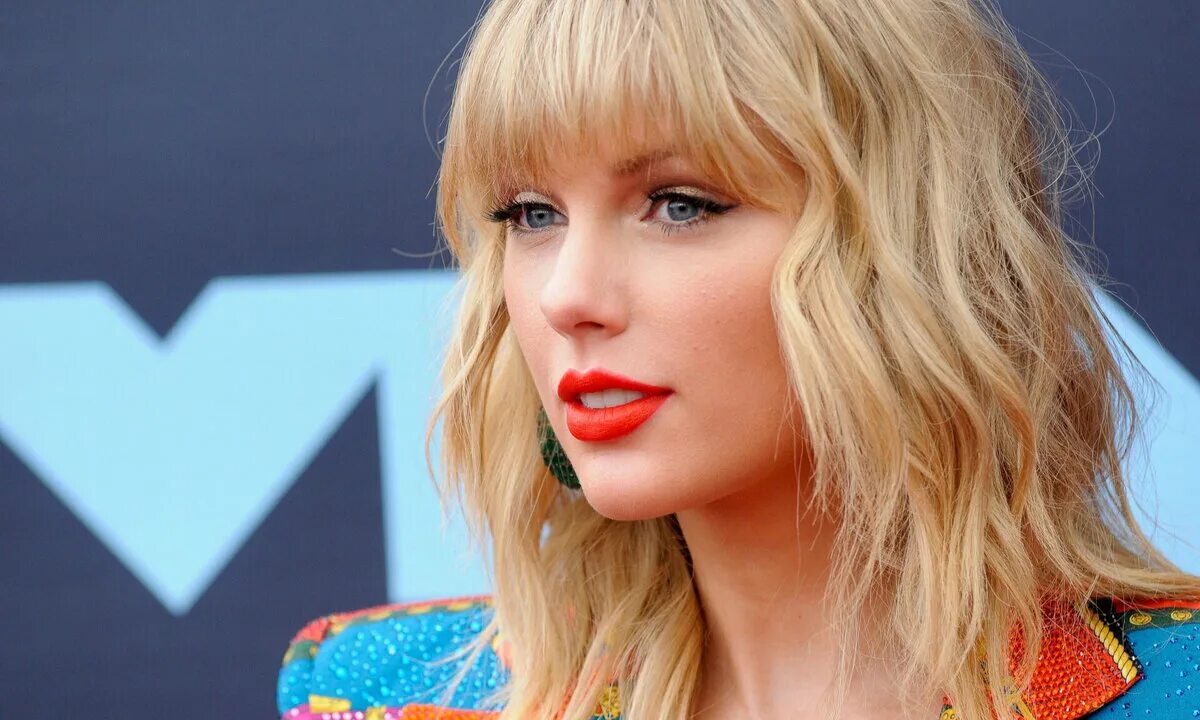 I look in people windows taylor swift. Тейлор свифт. тейлор свифт 2025. taylor swift тейлор свифт. taylor swift 2025.