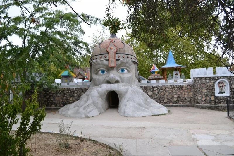 Городок лукоморье. Городок лукоморье. Парк лукоморье севастополь аттракционы. Лукоморье крым парк. Эко парк лукоморье в севастополе.