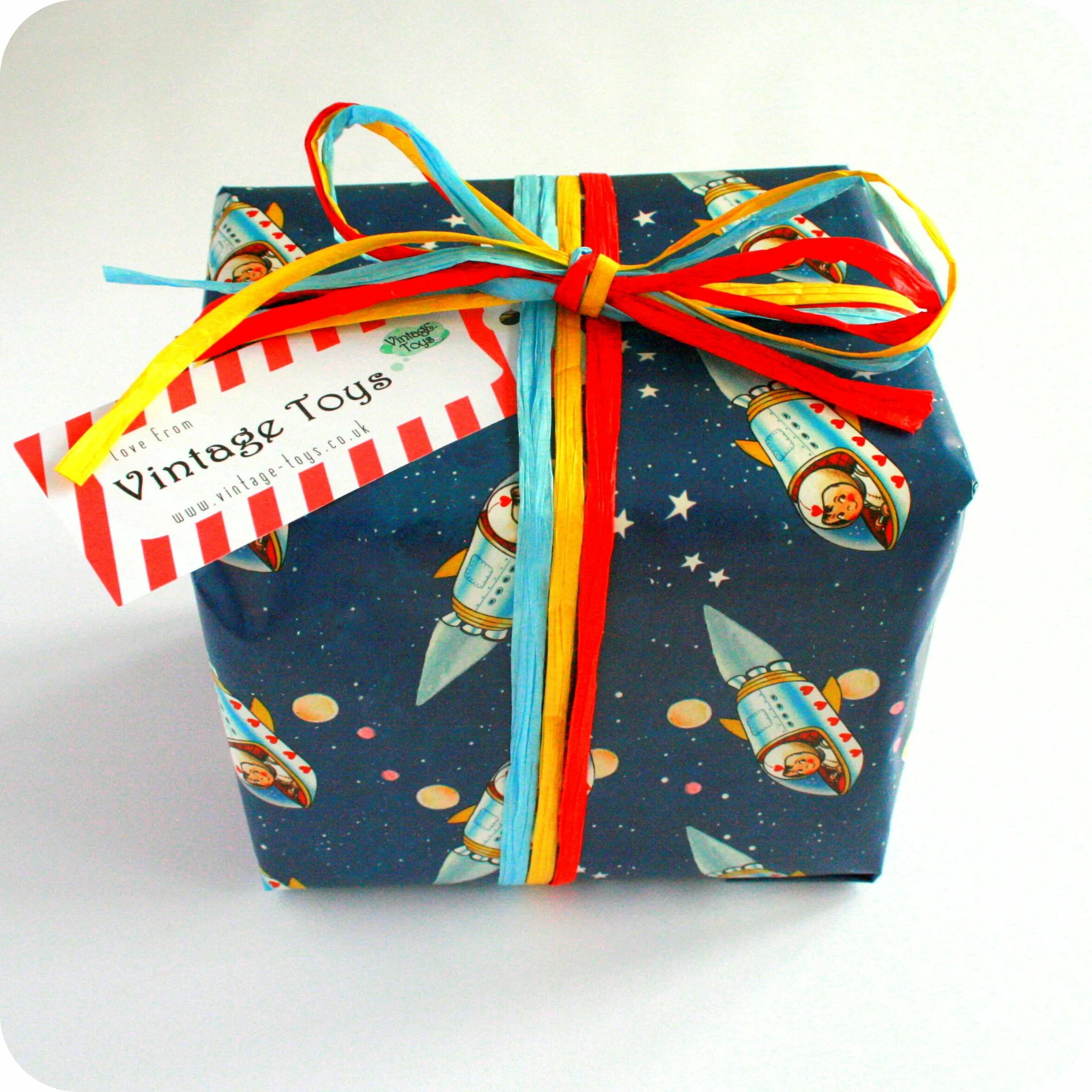 Идеи подарка мальчику 7. Подарки и упаковка. Упаковать подарок. Упаковка подарков для детей. Интересная упаковка подарка.