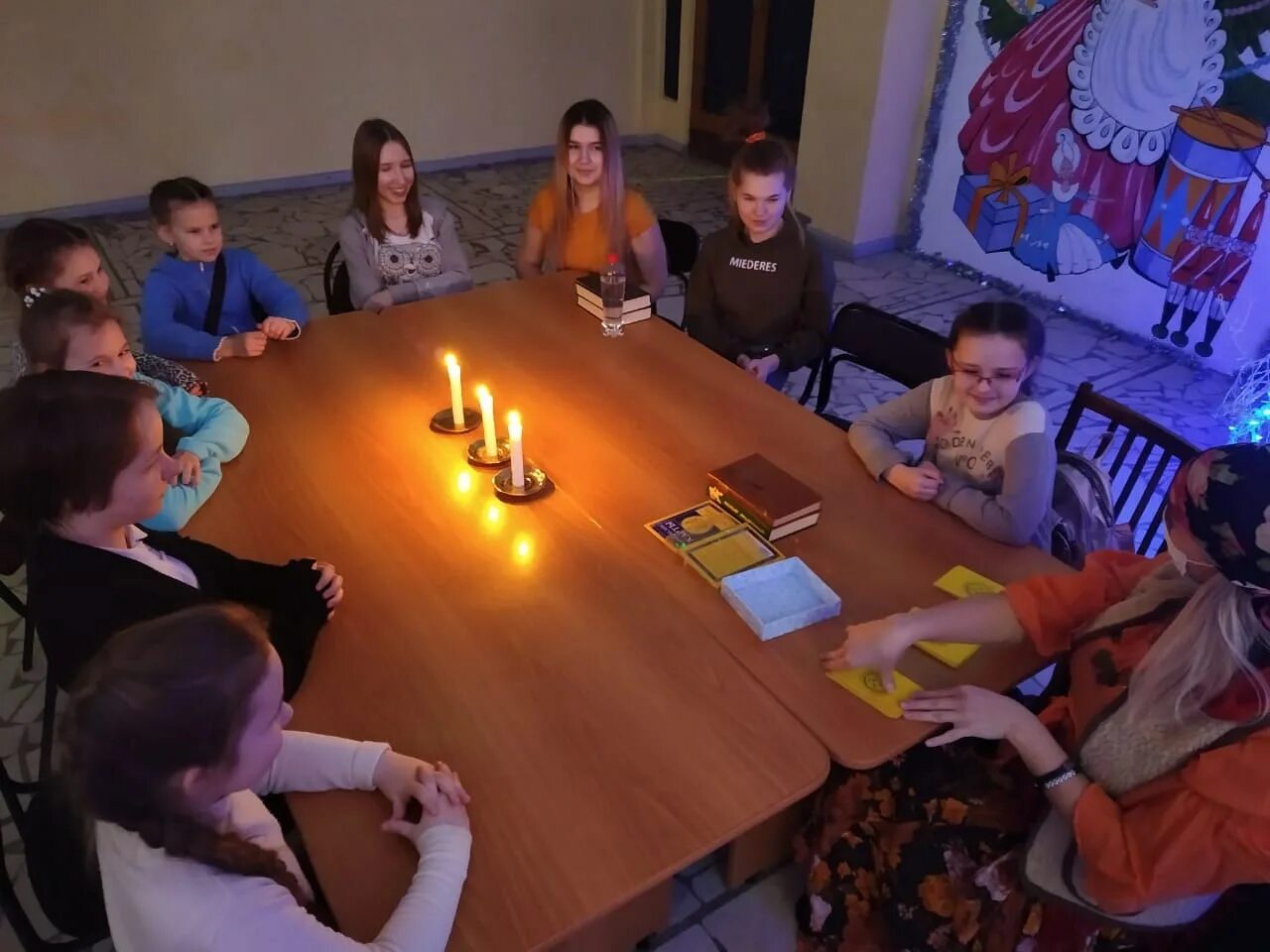 книга гаданий. гадания в библиотеке мероприятие. название святочных мероприятий. название выставки к святкам. гадания в библиотеке.