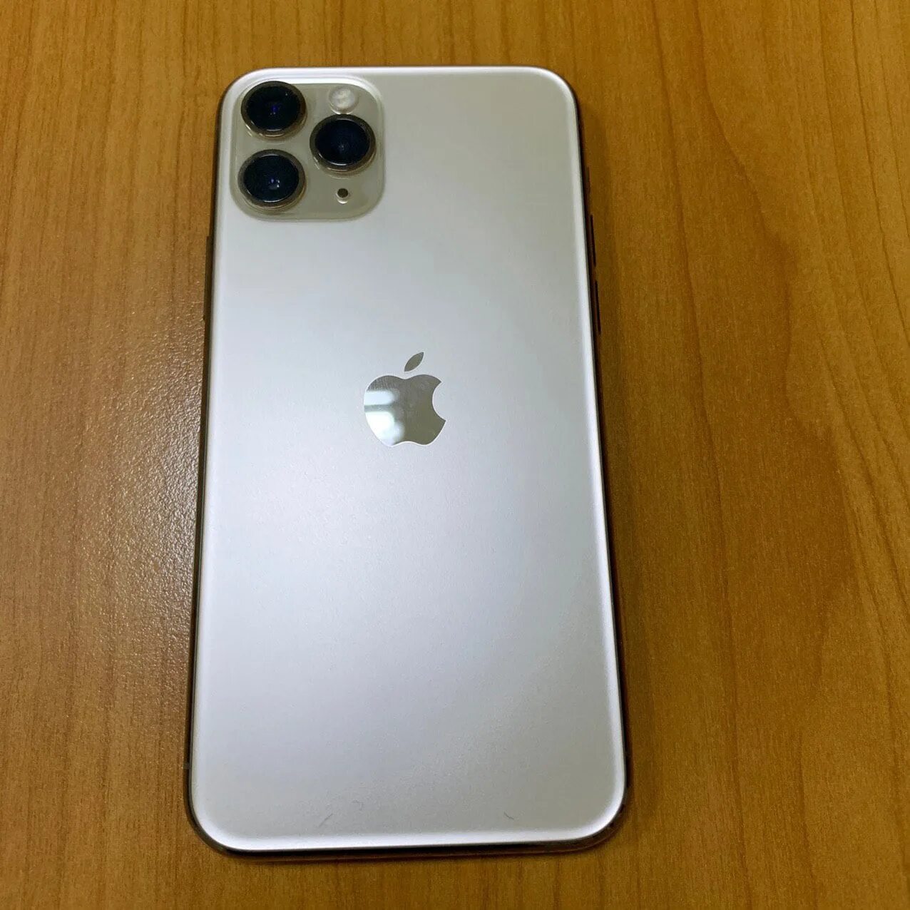 Находка айфона. Apple iphone 11 Pro 256gb Gold. Айфон 11 про Макс белый. Iphone 11 Pro 256 ГБ золотой. Айфон 13 Промакс белый.