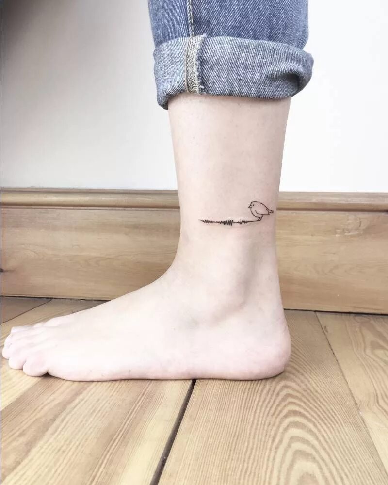 тату на лодыжке. тату на щиколотке. тату на щиколо для девушек маленькие. маленькие тату для девушек на ноге. тату на ноге женские маленькие.