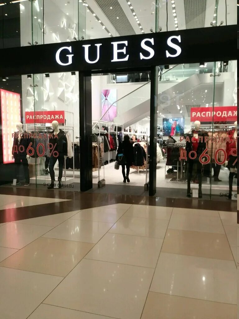 Магазин гесс в москве. Guess магазин. Guess одежда. Guess магазин. Guess магазины в москве.