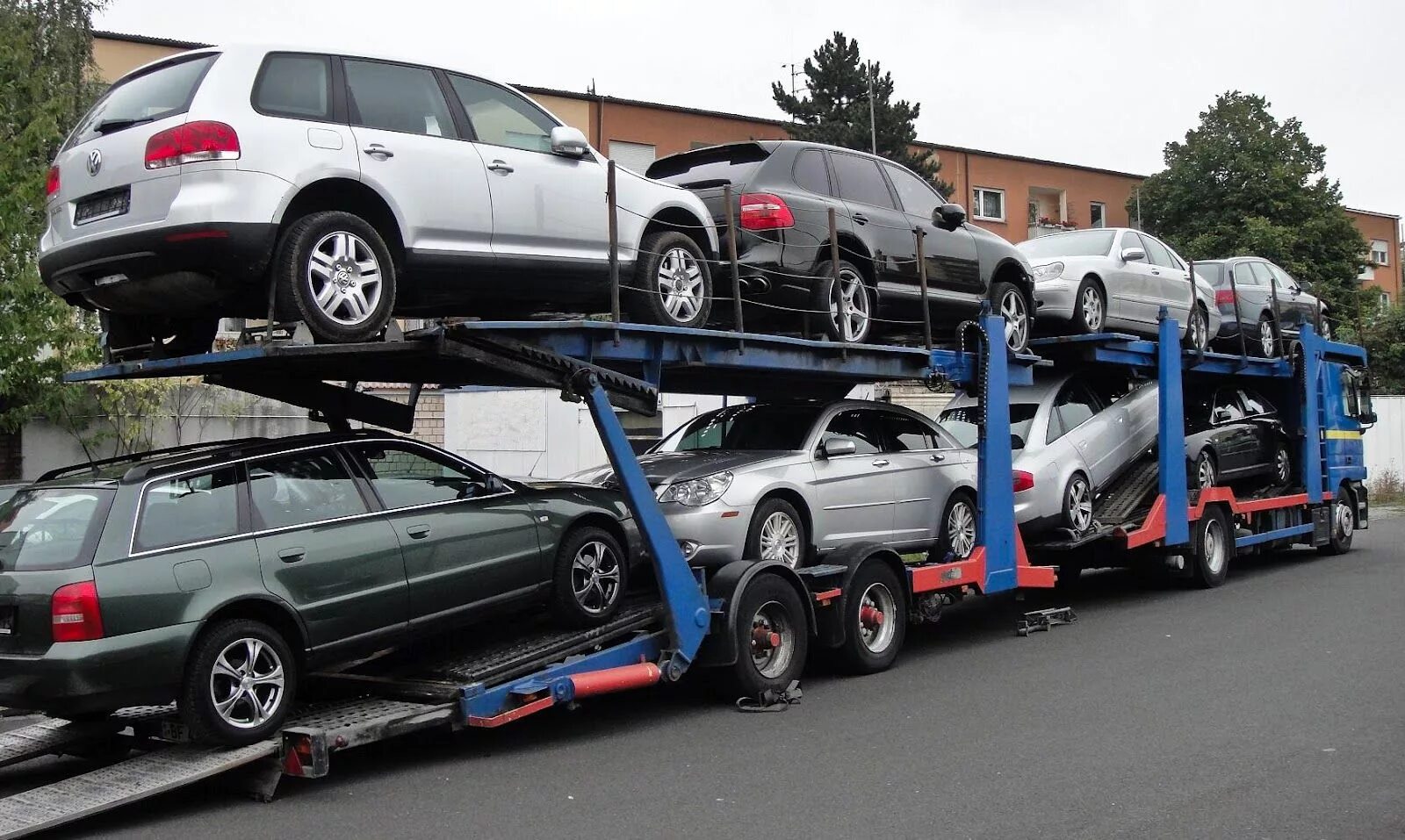 Ввоз гибридов. Автовоз. Трал для перевозки автомобилей. Ввоз автомобилей. Машина для перевозки машин.