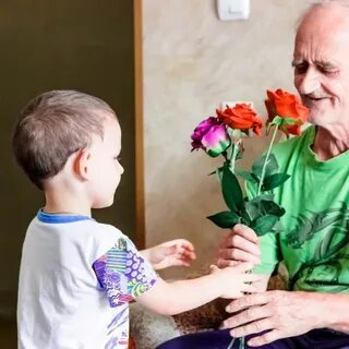 Внук подарил бабушке дом
