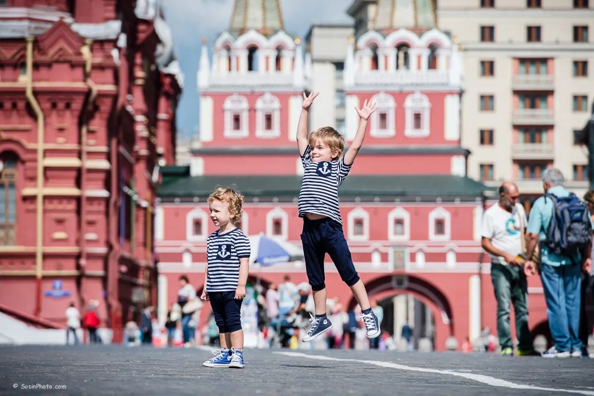 Красная площадь для детей. Семья на красной площади. Семья с ребенком на красной площади. Семей город. Пл детей