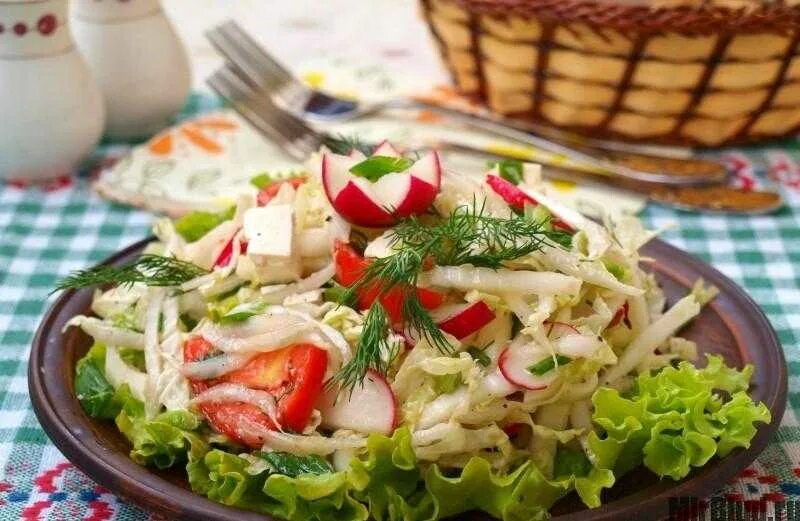Салат редис с капустой. Салат из пекинской капусты с огурцом и помидором. огурцы помидоры пекинская капуста. салат пекинская капуста огурец помидор. салат капуста редиска огурец.