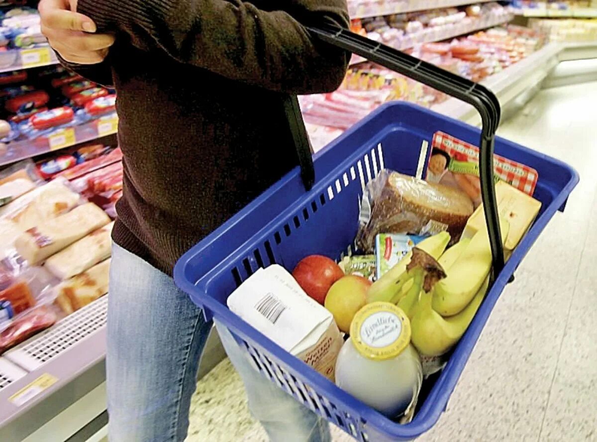 Корзина продуктов. Люди в супермаркете. Самый потребительский товар. Минимальный набор продуктов. Поход в магазин.