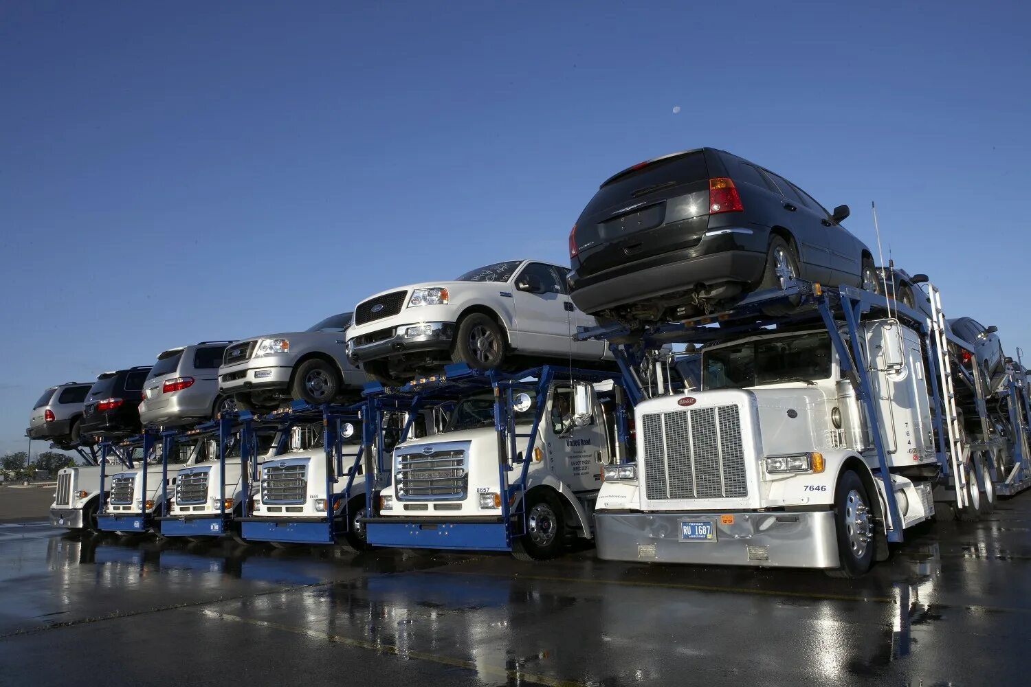 Доставка машин из японии в россию. Автовоз. Американский автовоз. Европейские машины. Машина для перевозки.