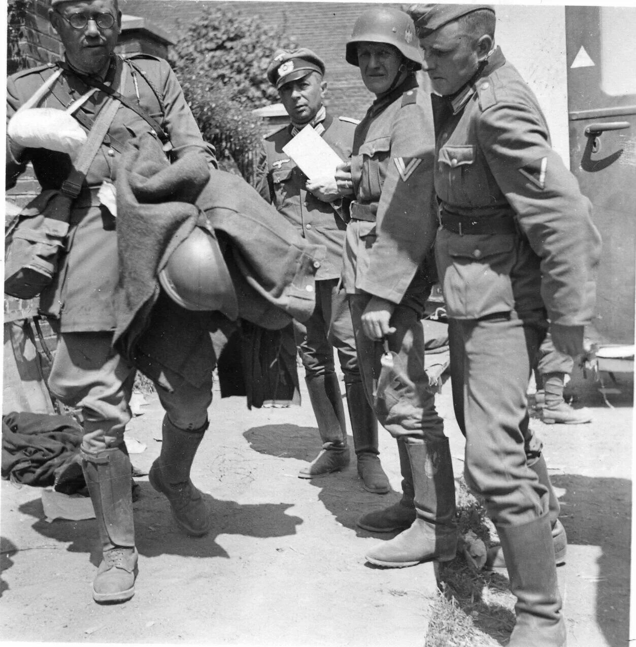 Капитуляция франции во второй. Пленные французские солдаты 1940. Вермахт во Франции 1940. Немецкие солдаты во Франции 1940. Солдаты СС во Франции 1940..