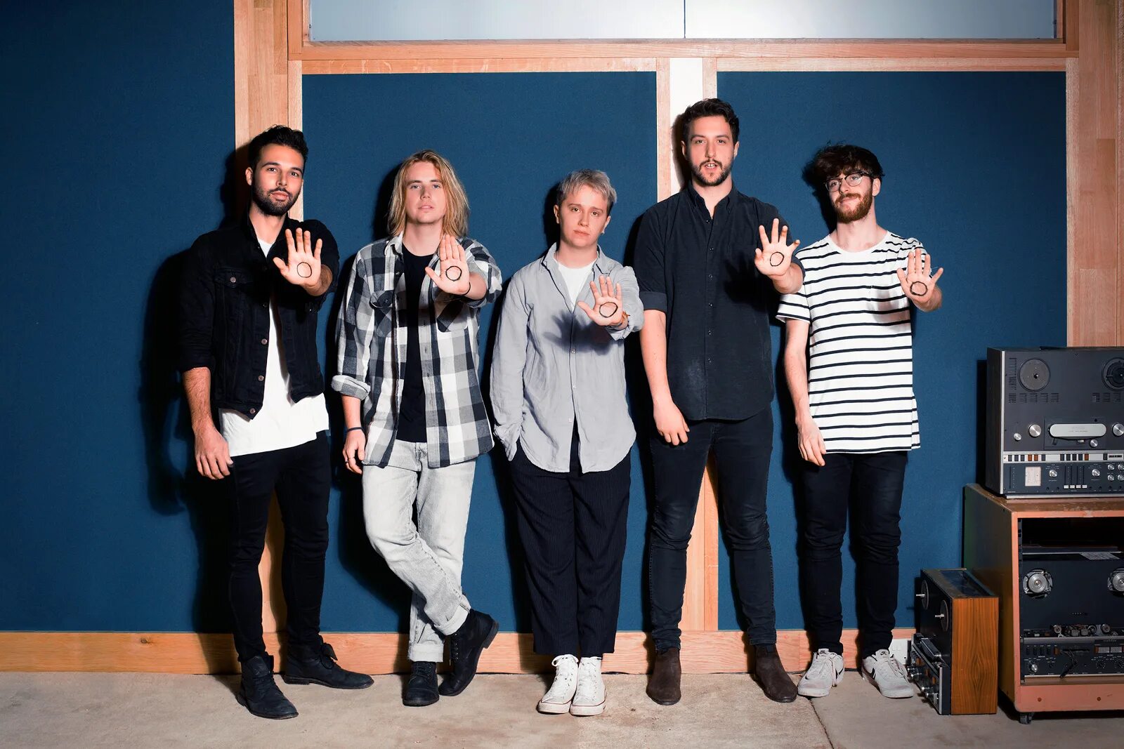 Nothing but thieves impossible. Группа nothing but thieves. группа nothing but thieves 2025. nothing but thieves nothing but thieves. nothing but thieves рок-группа.