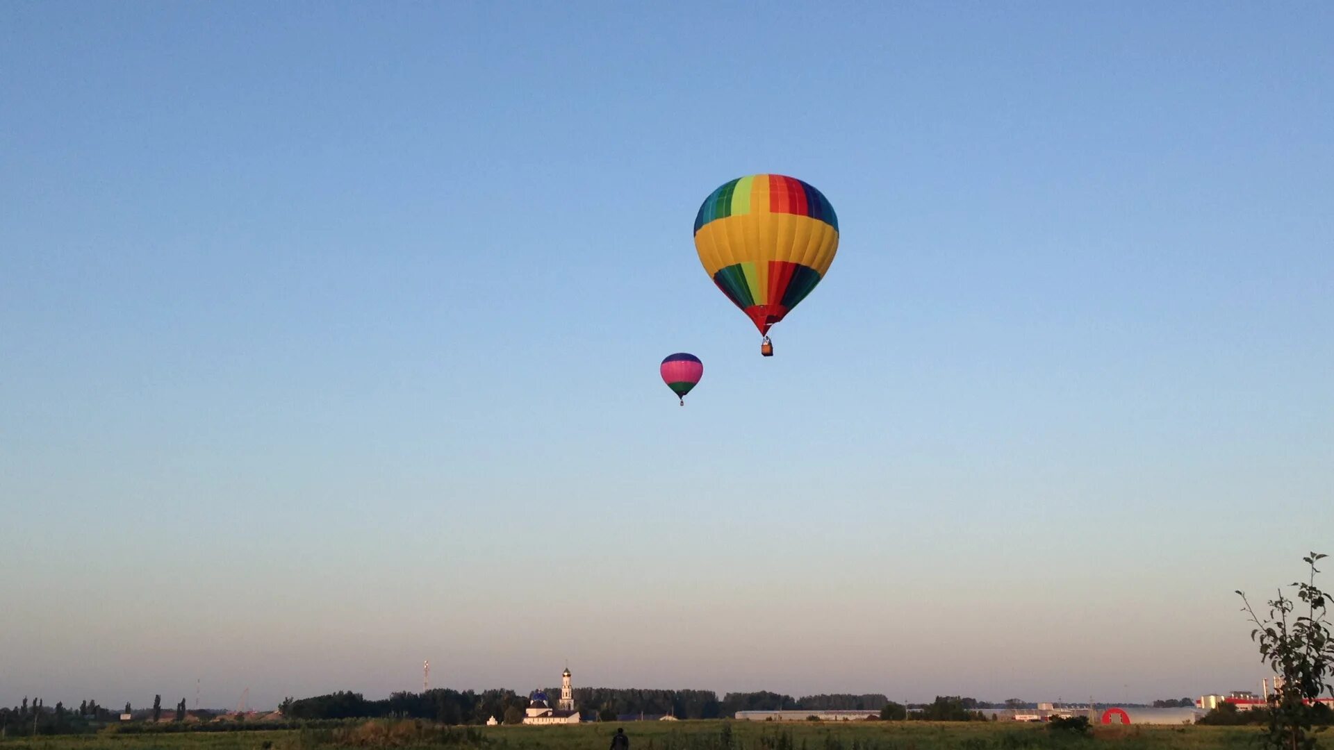 Плещеево озеро воздушный шар. Воздушный шар над хабаровском. Полет на воздушном шаре иркутск. Воздушный шар на закате. Полет на воздушном шаре новосибирск.