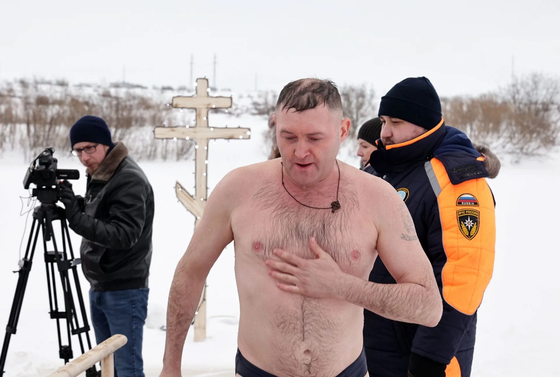 Pop у проруби. Крещение осталось. Крещение осталось. Альва таинство крещение. Фото крещение новосибирск 2023.