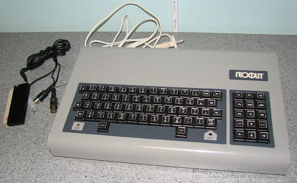 компьютеры номер 1. игровой компьютерный клуб. беларусь интернет. системный блок в разборе. газета виртуальные радости.