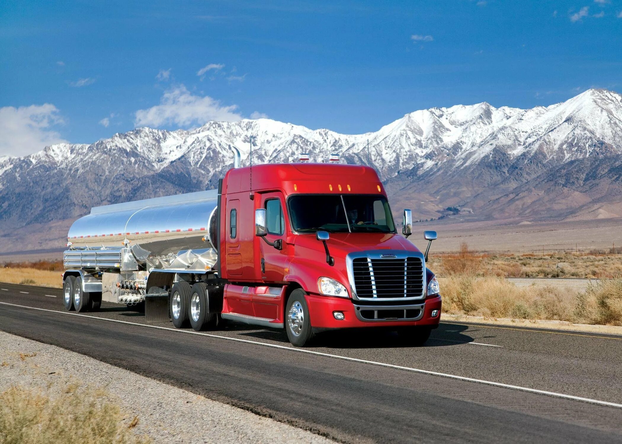 Американский грузовик кенворт. Американский грузовик freightliner. Тюнинговые грузовики кенворт. Американские траки фредлайнер. Грузовик трак фредлайнер.