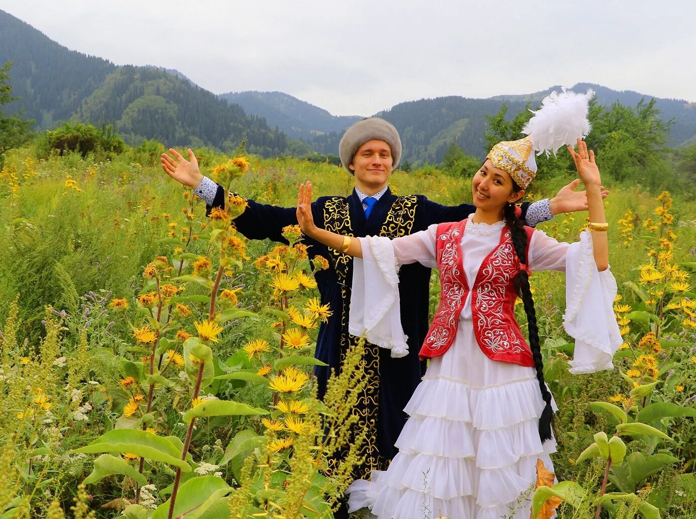 Русские казахский видео. Традиции Казахстана. Казахский народ. Традиционный казахский костюм. Казахская Национальная одежда.