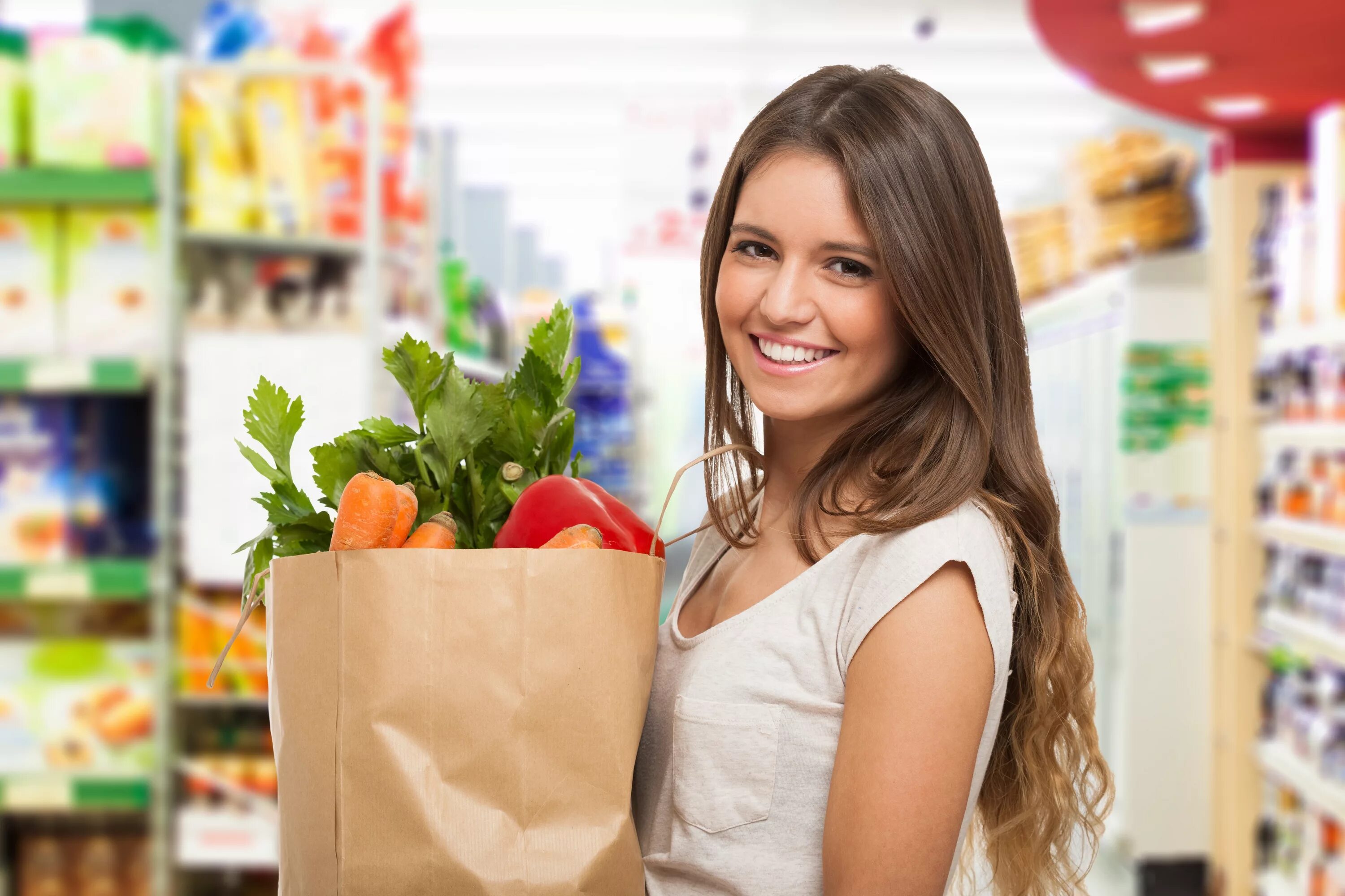 He work in a shop. Девушка с продуктами. Девушка в магазине продуктов. Довольный покупатель. Девушка с пакетом еды.