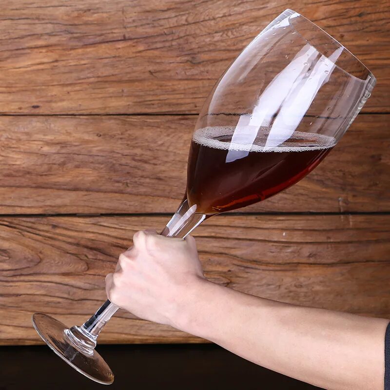 большой бокал для вина. очень большой фужер. огромный фужер. гигантский бокал вина. большой бокал для вина.