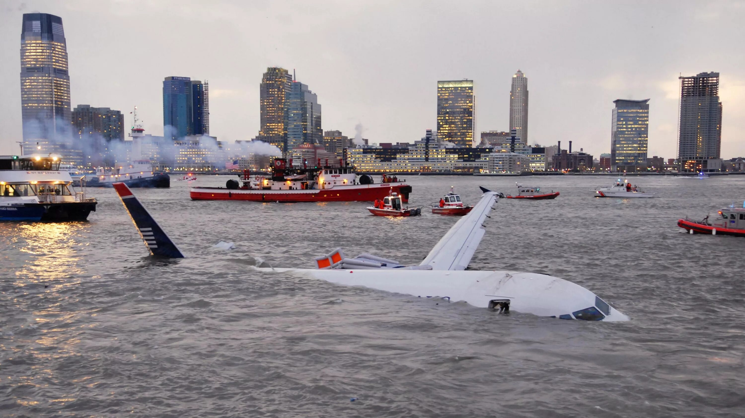 Аварийные посадки самолетов на воду. Аварийная посадка a320 на Гудзон. Самолёт на Гудзоне 2009. Ту 124 на Неве. Нью Йорк 2009 Гудзон.