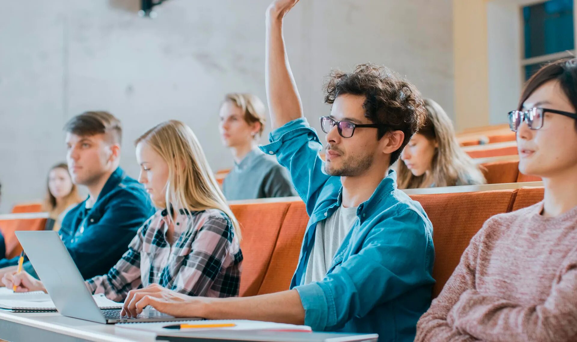 Преподавание в вузе. Студенты в вузе. Студенты на лекции. Студенты в аудитории. Учатся жить с новым