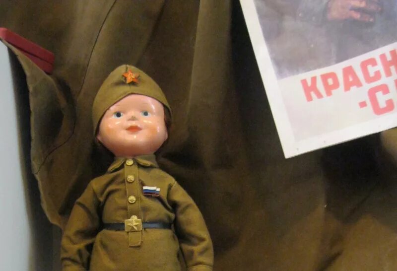 Кукла военного времени. Детские игрушки военных лет. Куклы военного времени. Куклы Великой Отечественной войны. Кукла в военной форме.