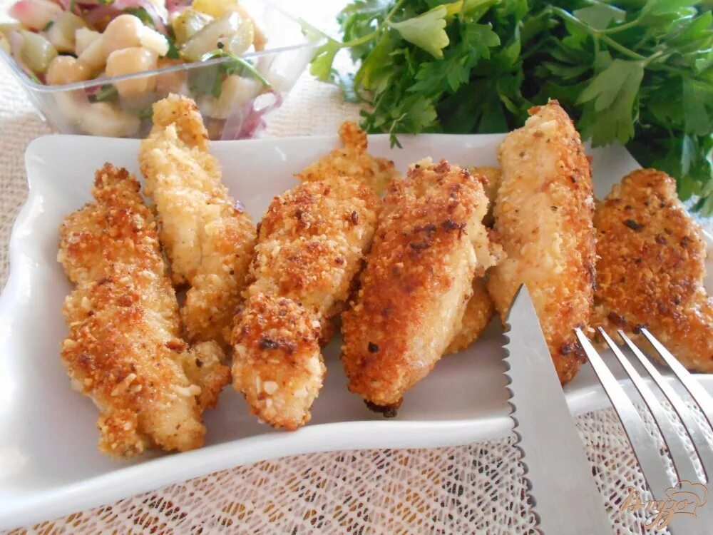 Рецепт филе курицы в сухарях. Куриное филе в панировке. Куриные стрипсы в духовке. Судак в кляре. Куриные грудки в панировке.