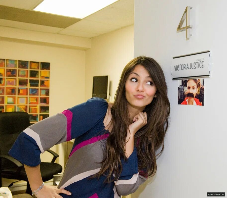 Сколько тори лет. Тори вега. victoria justice zoey 101. тори вега в детстве. дом тори вега.