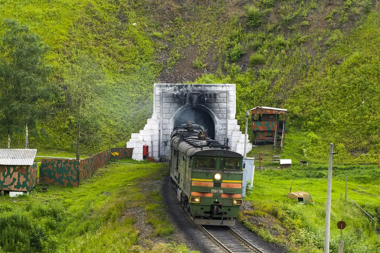 Перед входом в тоннель пассажирского поезда. БАМ Кузнецовский тоннель. Кузнецовский тоннель Хабаровский край. Дуссе-Алиньский тоннель. Кузнецовский тоннель Байкало-Амурской магистрали.