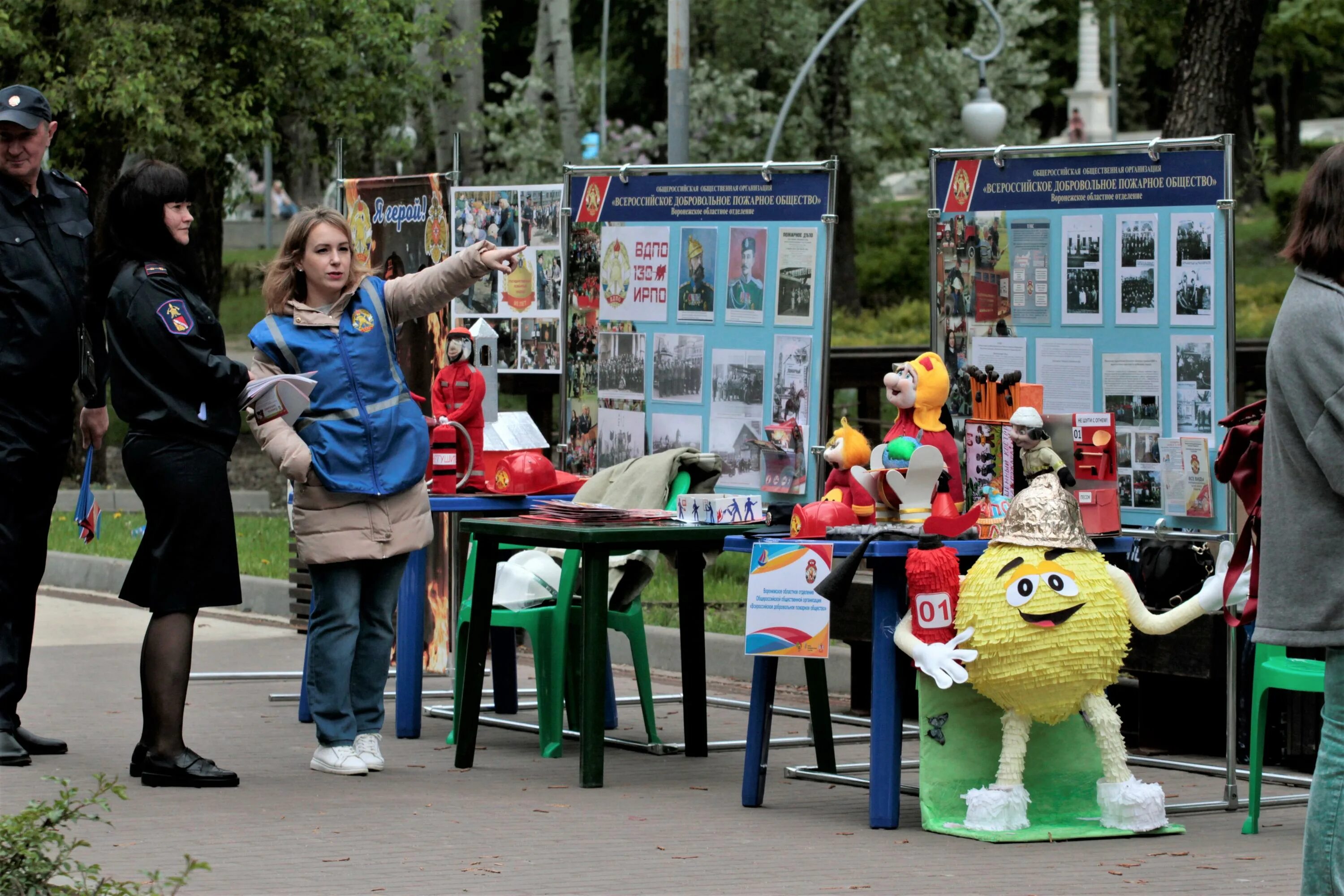 Воронежские пожарные. Девочка на козырьке подъезда. Тц арена воронеж. Тревога в воронеже. Добрый край воронежский 2023.