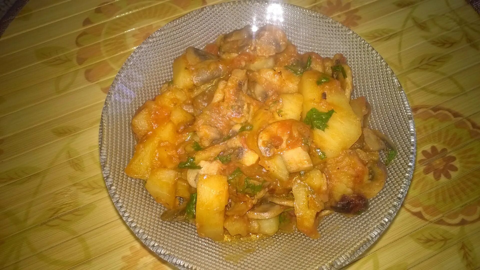 Картошка тушена с грибами. Тушеная картошка с шампиньонами. Картофель тушеный с грибами и луком. Картофель тушеный с грибами. Картошка тушена с грибами.