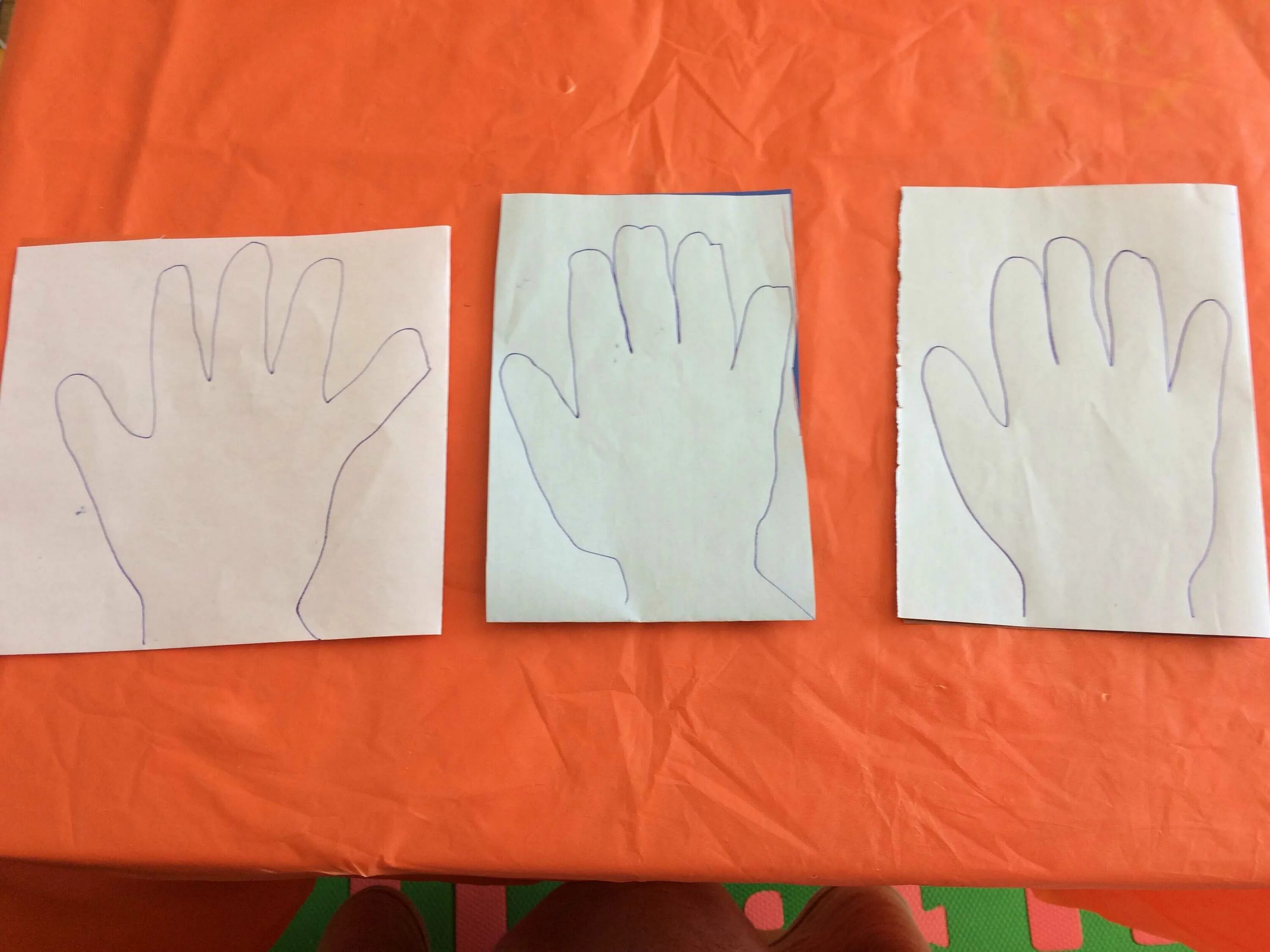 поставь ладошку. поставь ладошку. ладошка обведенная на бумаге. цветные ладошки для вырезания. поставь ладошку.