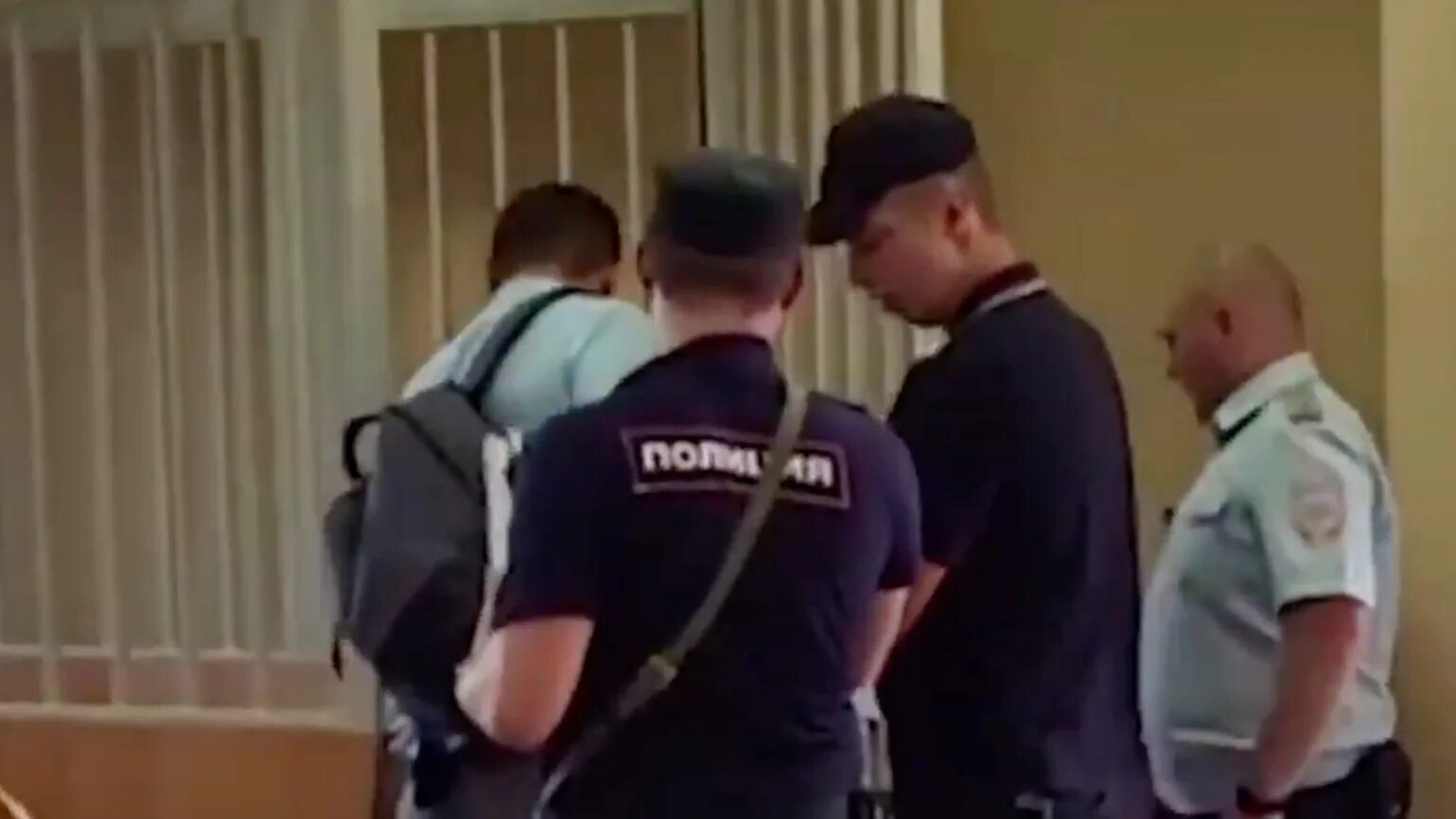 коллектор по взысканию долгов. судебные приставы в америке. должников заставят работать. неплательщик алиментов. судебные приставы рейд.