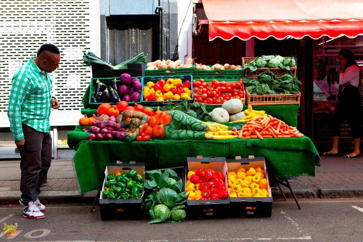 Прилавок с овощами и фруктами. Фрукты на рынке. Прилавок на рынке. Овощи на рынке. Рынок витрины