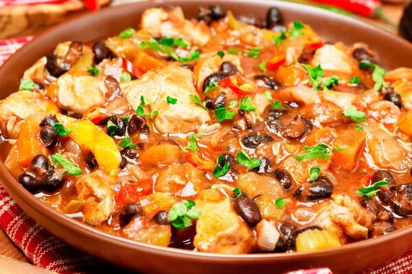 Картошка с фасолью в томатном. Курица с фасолью в томатном соусе. фасоль тушеная с грибами. курица с грибами в томатном соусе. курица тушеная с фасолью.