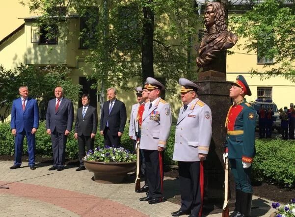 Первый полицмейстер. Девиер. Девиер памятник Санкт.