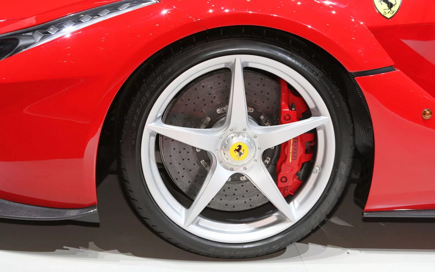 Феррари 17 резина. Ferrari wheel. Ferrari brembo carbon ceramic. Феррари 458 диски. Диски феррари r22.