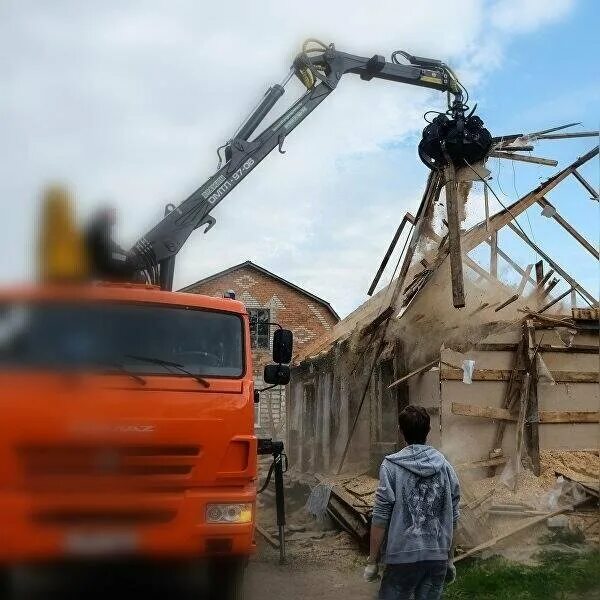 Демонтаж вывоз строений. Демонтаж ломовозом. демонтаж домов хапугой. демонтаж домов ломовозом. ломовоз демонтаж дома.