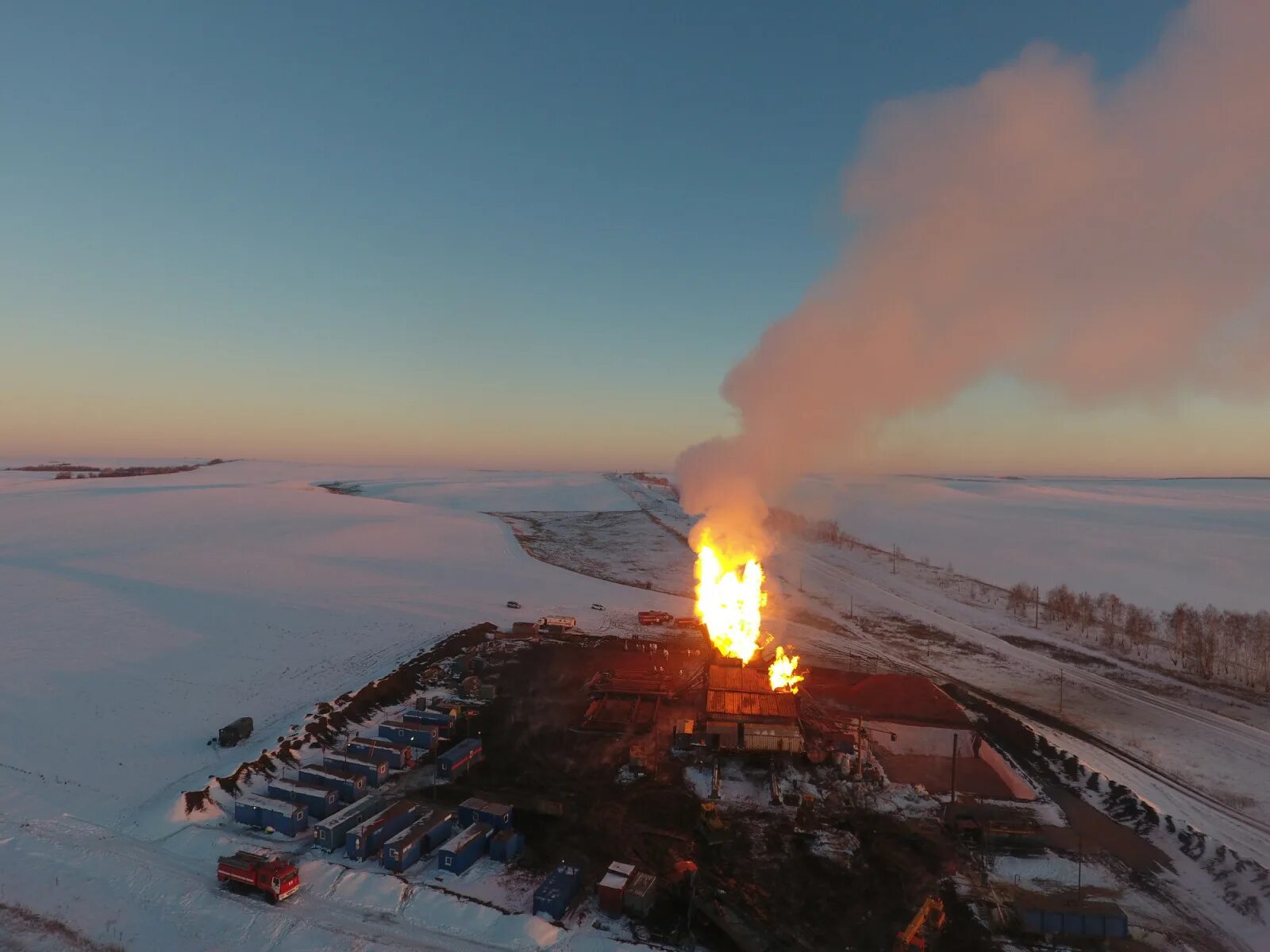 Бузулук нефтяной. Аварии на месторождении. Пожар на месторождении. Факел на месторождении нефти. Газовый факел на месторождении.