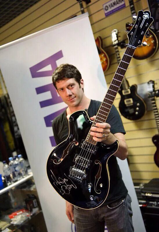 Гитары Wes Borland. Гитарист Limp Bizkit Уэс Борланд. Гитары Wes Borland Yamaha. Гитарист Уэс Борланд гитары. Четырехструнный гитарист