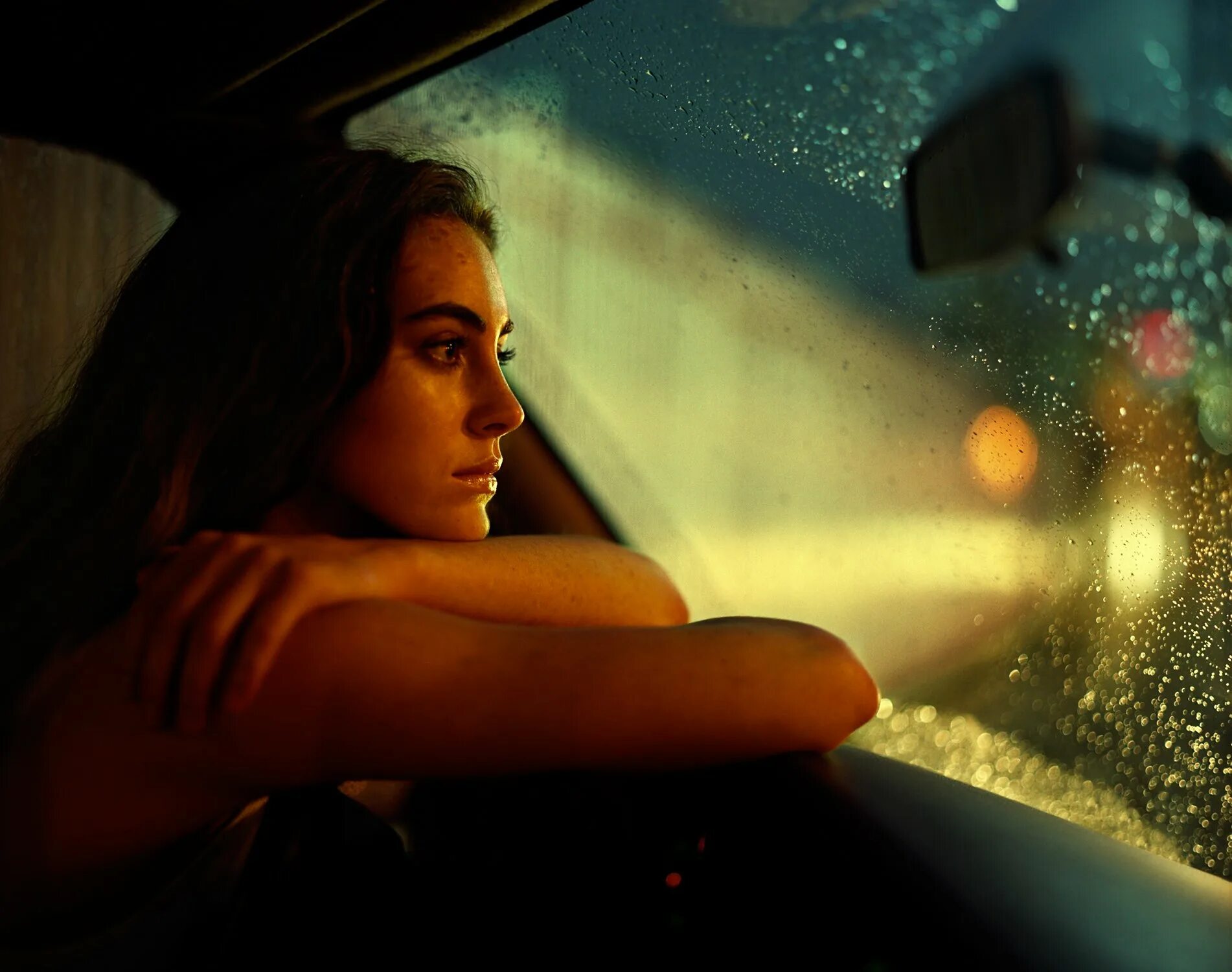 Хорошо в машине в дождь. Девушка в машине. Грустная девушка в машине. Грустная девушка в такси. Девушка плачет в машине.